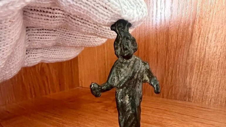 Митники запобігли незаконному вивезенню скульптурки культового божества II століття н.е - фото 1