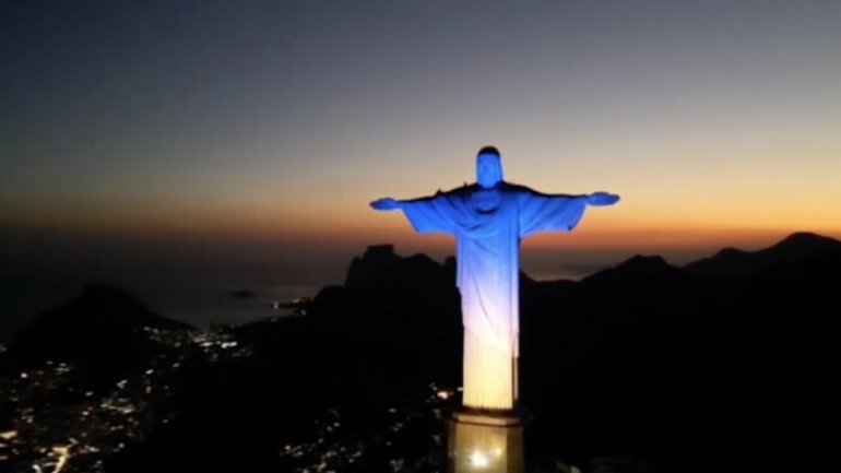Статую Христа-Спасителя у Ріо-де-Жанейро підсвітили синьо-жовтими кольорами - фото 1