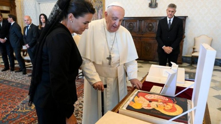 Президентка Угорщини подарувала Папі ікону із Закарпаття - фото 1