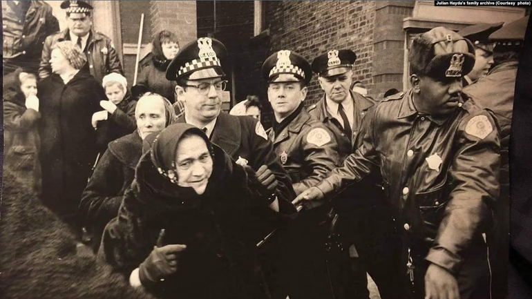На архівному фото поліція міста Чикаго затримує учасників заворушення біля греко-католицької церкви Св. Миколая, які вимагали освятити воду 19 січня 1968 року. - фото 1