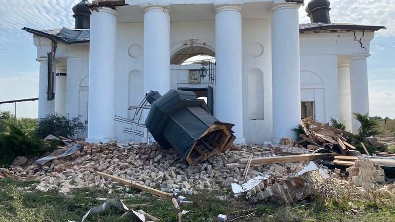 В Донецкой области обстрелом россиян изуродован Свято-Георгиевский храм, которому 200 лет - фото 1