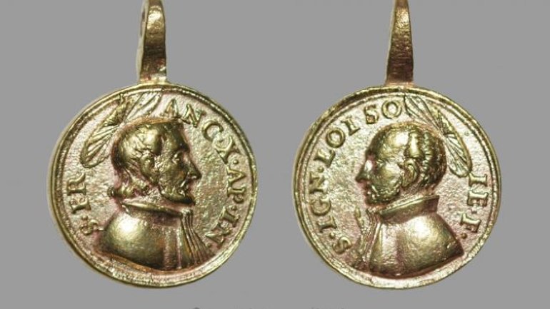 В Ужгородському замку археологи знайшли цінний єзуїтський медальйон - фото 1