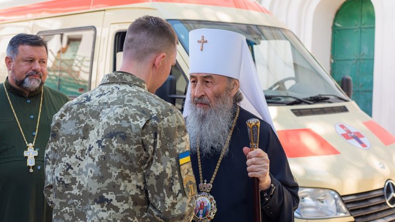 Предстоятель УПЦ МП освятив черговий автомобіль для евакуації поранених захисників України - фото 1