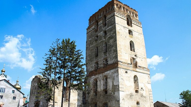 Місто на Хмельниччині шукає кошти для реставрації ренесансного собору та вежі XVI століття - фото 1