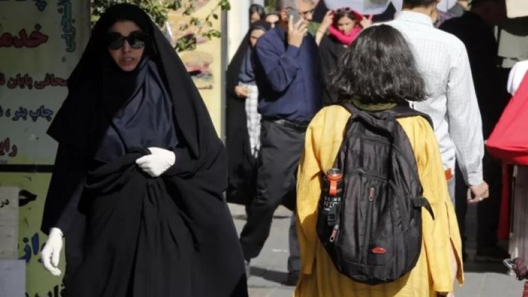 В Ірані ухвалили закон, що передбачає до 10 років в'язниці за відмову від хіджабу - фото 1