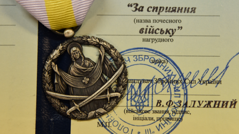 Залужний нагородив почесним нагрудним знаком настоятеля Гарнізонного храму УГКЦ у Львові - фото 1