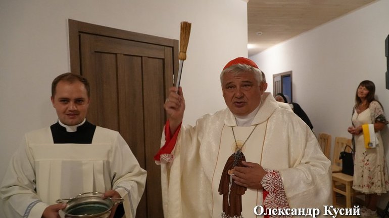 Cardinal Krajewski blesses the house for single mothers and women in crisis in Lviv - фото 1