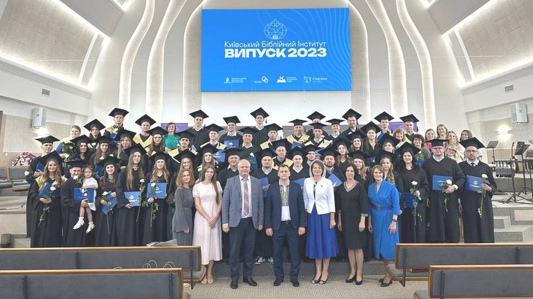 Київський біблійний інститут відзначив 30-річчя черговим великим випуском студентів - фото 1