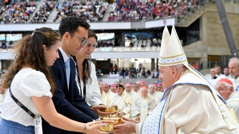 Папа Франциск відправив Месу перед майже 60 тисячами вірян у Марселі - фото 1