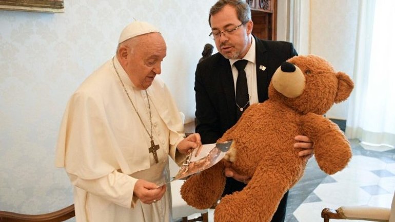 Andriy Yurash presents Pope Francis with a toy from a Dnipro home destroyed by the 'Russian World' - фото 1