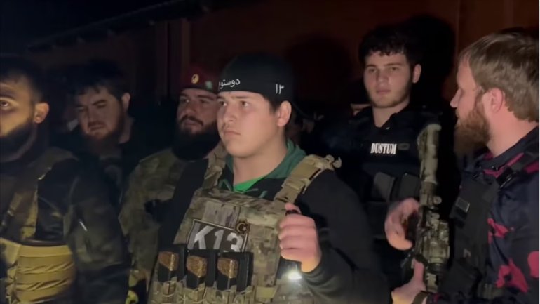 Кадыров опубликовал видео, на котором его сын бьёт заключённого, обвиненного в сожжении Корана - фото 1