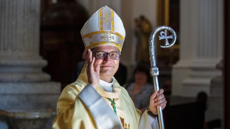 Швейцарський єпископ закликає скасувати целібат і дозволити свячення жінок - фото 1