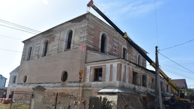 У Дубні реставрують дах однієї з найбільших синагог на заході України - фото 1