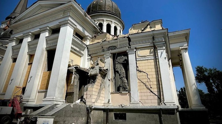 "Варварське руйнування": Боррель оглянув зруйнований ракетою собор в Одесі - фото 1