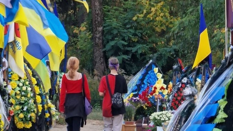 У Києві діти обкрадали могили Героїв - фото 1