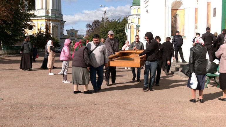 Виносили меблі, ікони та одяг. Парафіяни та священики УПЦ МП Свято-Троїцького собору у Чернігові забрали звідти речі - фото 1