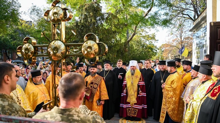 Предстоятель ПЦУ в Одесі освятив купол кафедрального собору та зустрівся з молоддю - фото 1