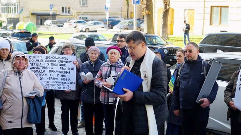 Roman Catholics brought stones fallen from St. Nicholas Church to the Ministry of Culture in Kyiv - фото 1