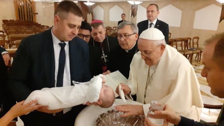 Папа Франциск охрестив дитину з України - фото 1