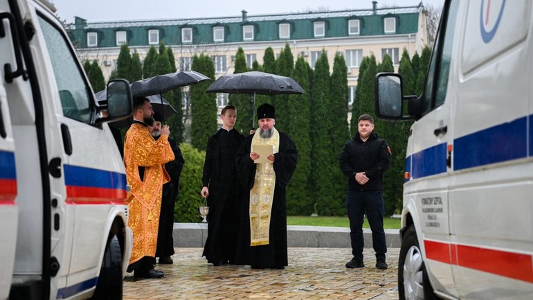 Предстоятель ПЦУ освятив автомобілі та передав їх воїнам і волонтерам - фото 1