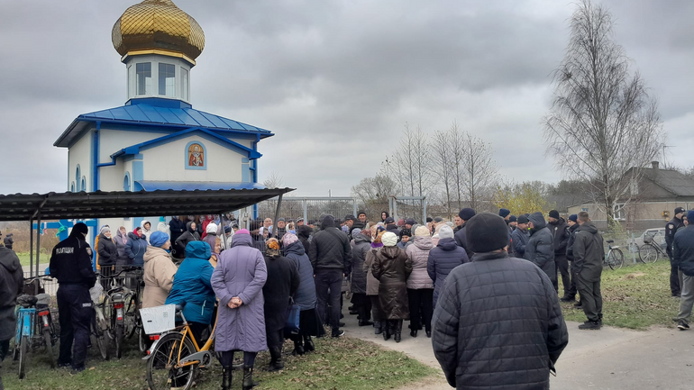 На Волині прихильники УПЦ МП кричали "Ганьба!" дружині воїна - фото 1