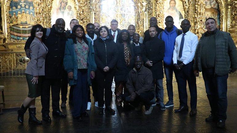 Журналістам з африканських країн організували екскурсію у Софійському соборі - фото 1