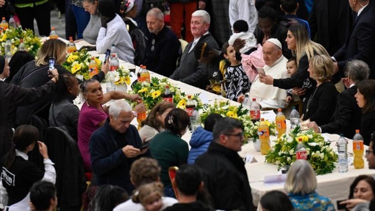 Папа Франциск розділив святковий обід з убогими й потребуючими - фото 1