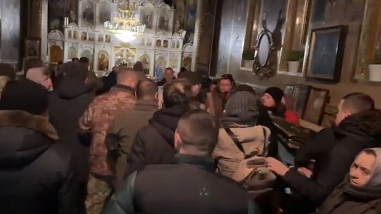 Активісти відтіснили прихильників УПЦ МП з храму у Бородянці, де діяла російська катівня - фото 1