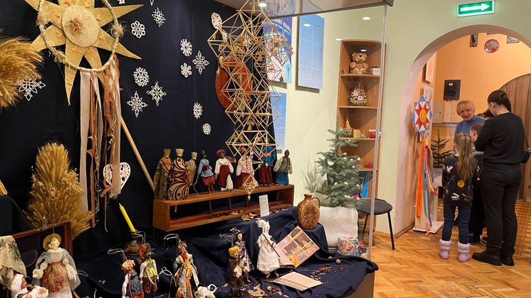 Різдво в родинному колі: у Києві презентували виставку новорічних іграшок з європейських країн - фото 1