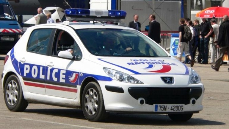 У Парижі чоловік з вигуком «Аллах Акбар» вбив одну людину і поранив ще двох - фото 1