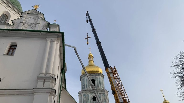 На Софийском соборе в Киеве демонтируют кресты для дальнейшей реставрации - фото 1