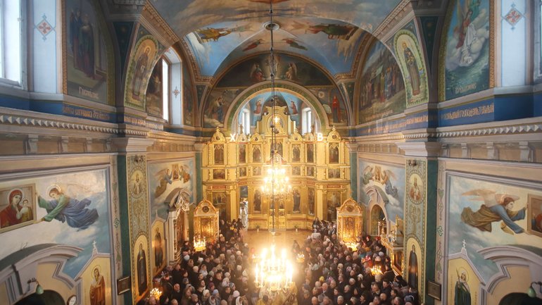 У Миколаївському соборі в Кременці Богослужіння розпочали з виконання гімну - фото 1