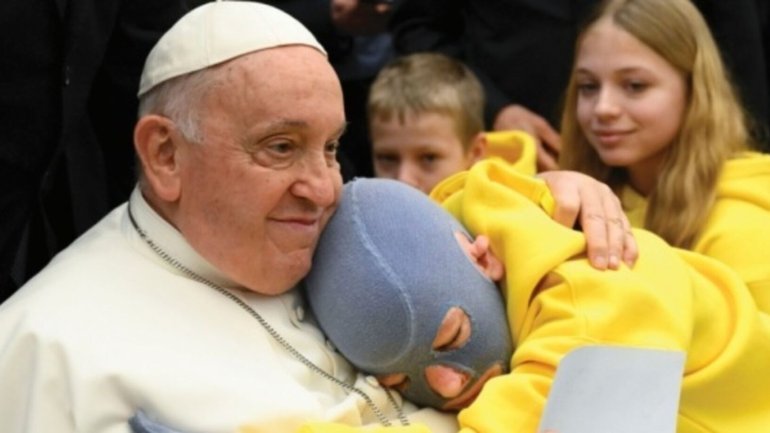 9-річний хлопчик, який вижив під час ракетної атаки, зустрівся з Папою Римським - фото 1