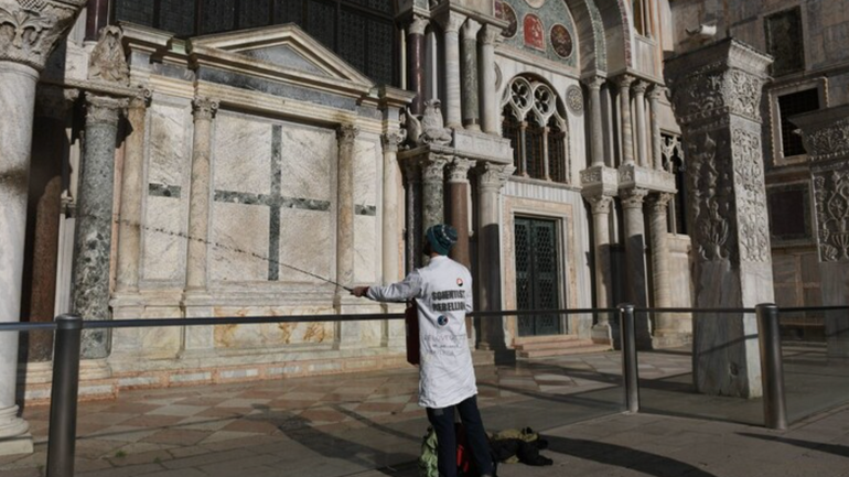 У Венеції затримали кліматичних активістів, які обляпали брудом собор - фото 1