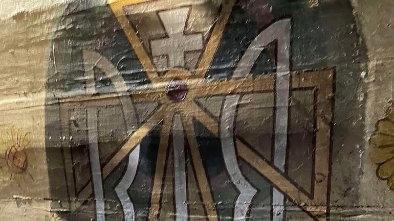 На Прикарпатті у дерев'яному храмі знайшли приховані чотири великі зображення тризубів - фото 1