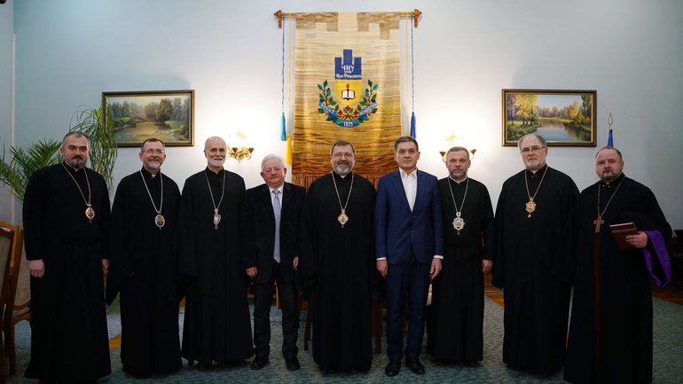 Глава УГКЦ з єпископами Постійного Синоду відвідав університети у Чернівцях - фото 1