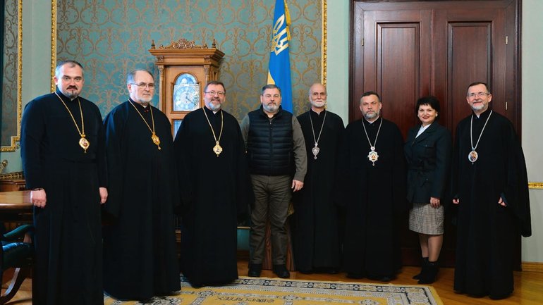 Члени Постійного Синоду УГКЦ зустрілися з головою Чернівецької ОВА - фото 1