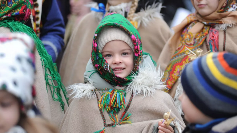 Учасниця святкової ходи з нагоди встановлення головного дідуха міста, у Львові, 6 січня 2023 року - фото 1