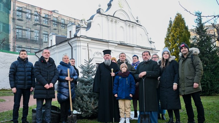 Предстоятель ПЦУ посадив ялинки на території Святої Софії Київської - фото 1