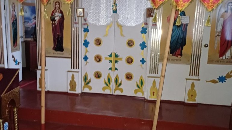Священик УПЦ МП після приєднання громади до ПЦУ вивіз з церкви навіть килимки - фото 1