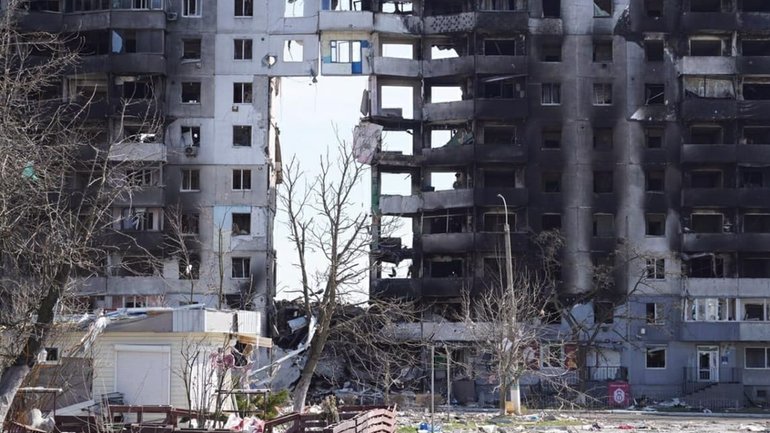 Світ, який українці бачать крізь пробоїни у будинках від вибухів російських ракет - фото 1