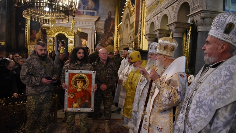Бійці Грузинського національного легіону подарували владиці Філарету ікону святого Георгія - фото 1