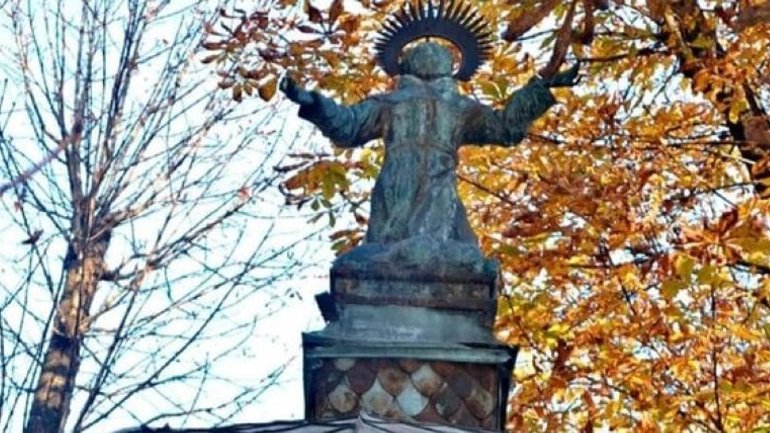 Реставратори відновили скульптуру святого Яна з Дуклі з криниці бернардинського монастиря у Львові - фото 1