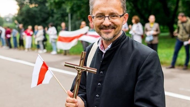 Россия объявила в розыск двух католических священников из Беларуси - фото 1