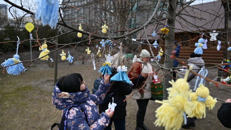 Тиха акція "Ангели пам’яті" відбулася на алеї Героїв Небесної Сотні у Києві - фото 1