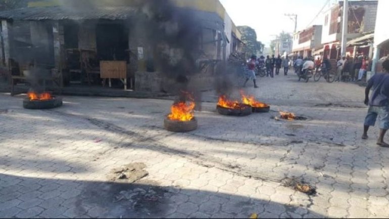 На Гаїті вибухом поранило єпископа - фото 1