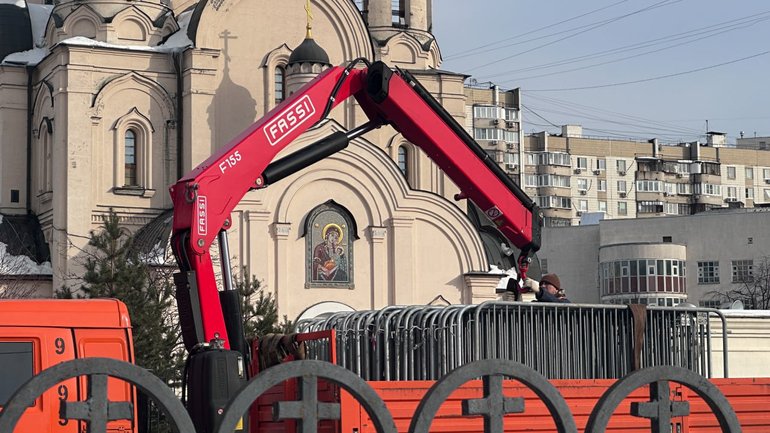 Біля храму, де відспівуватимуть Навального, почали ставити загородження - фото 1