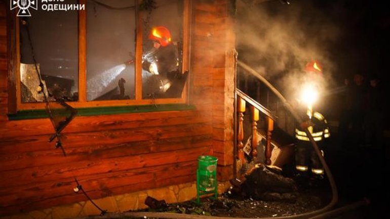 В УПЦ МП стверджують, що мають відеодоказ, як зловмисник підпалив недільну школу в Одесі - фото 1