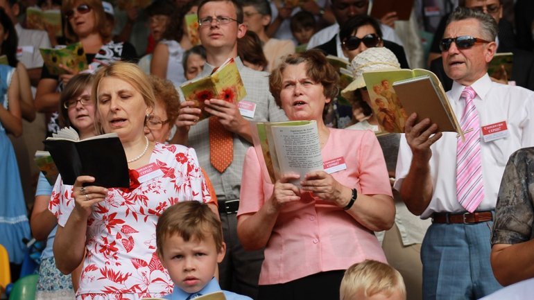 На Росії прокотилась хвиля обшуків у домівках Свідків Єгови - фото 1