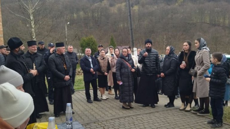 На Буковині після заборони священиком УПЦ МП у храмі відспівати воїна, громада перейшла до ПЦУ - фото 1